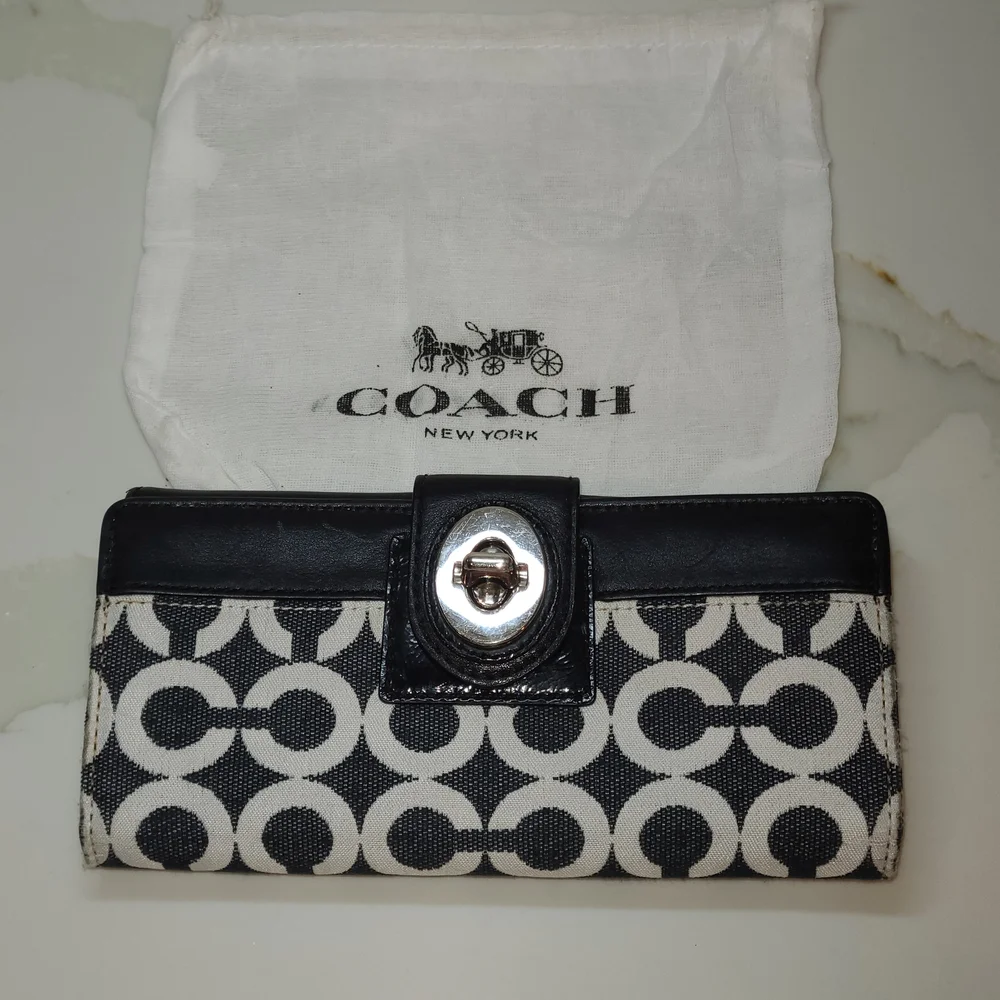 Coach Turnlock Black and White Women's Wallet EUC